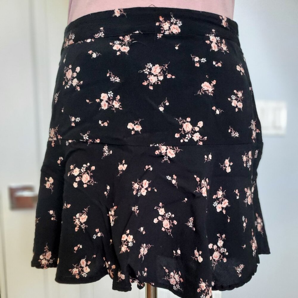 NWOT FLORAL RUFFLE SKORT - Picture 2 of 15
